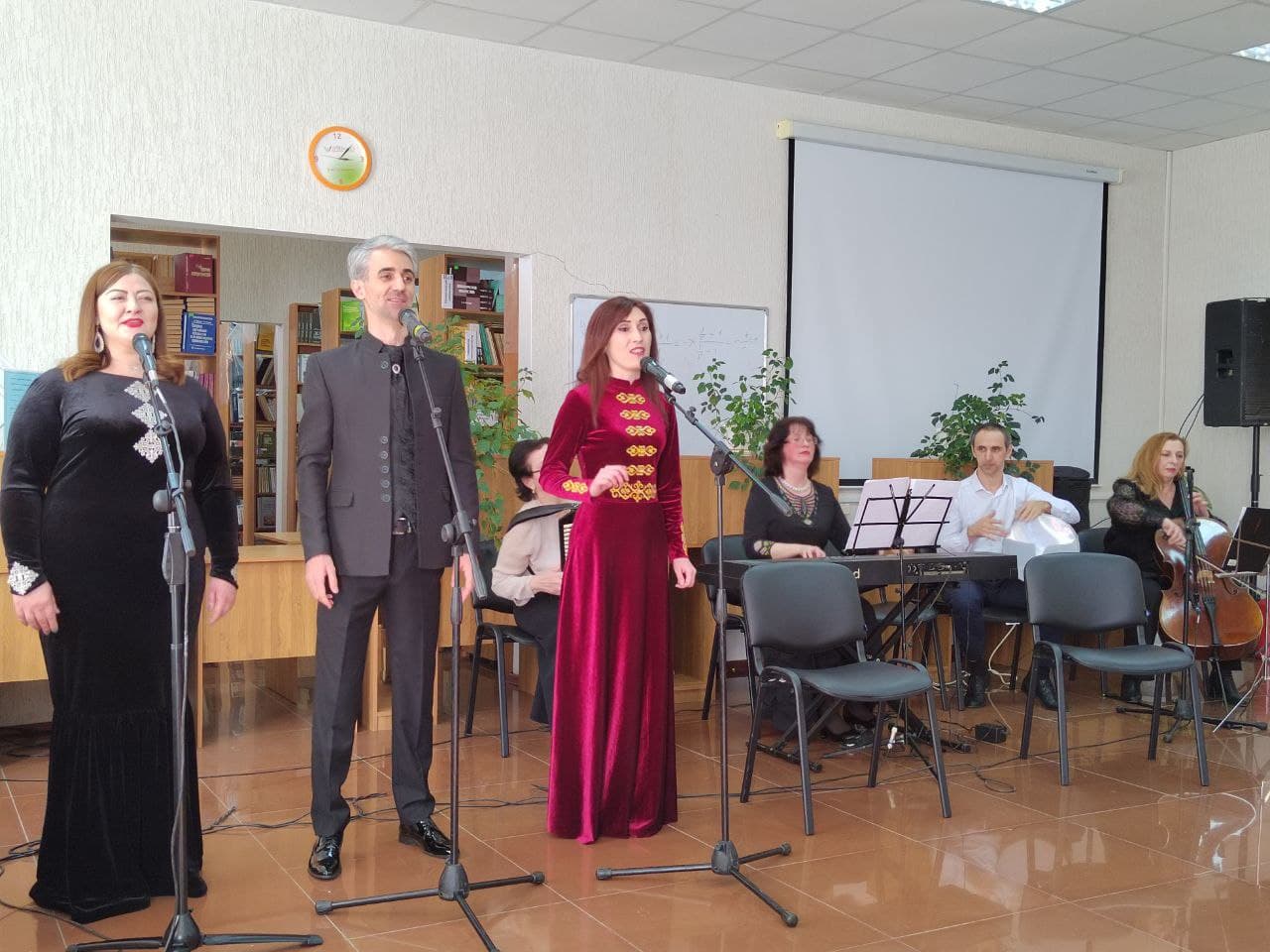 Сегодня в зале Северо-Кавказской гуманитарной академии состоялся концерт национальной классической музыки и поэзии «На ладонях гор».